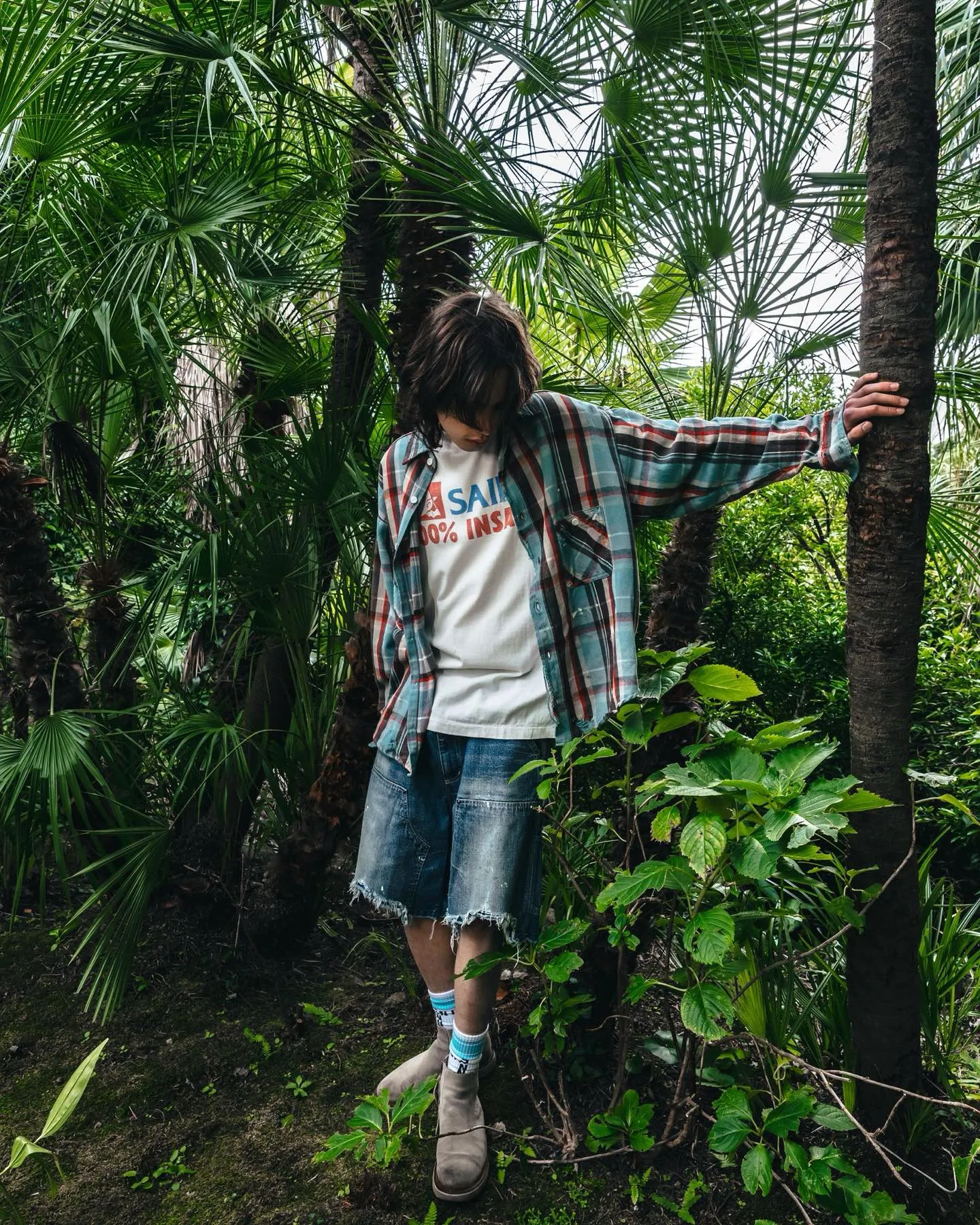 SAINT Mxxxxxx DOUBLE KNEE SHORTS/BLU Knee patches splashed with ink and water-splashed denim shorts. Denim blue S-XL. Custom-woven and dyed denim fabric with clear texture. Heavy-wash water-fading treatment to create local mottled fading/hole effects. Artificial distressing to simulate natural wearing marks. VINTAGE sense. Original consistent damage treatment. Hand-splashed ink and paint. Original consistent wash mark/pocket mark. Double knee patch. Rivet reinforcement. Improve functionality while enhancing design